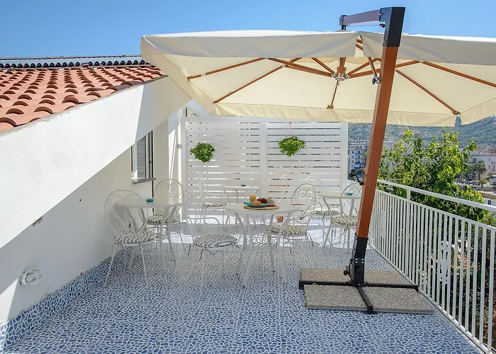 לינה וארוחת בוקר Vistamare אגרופולי