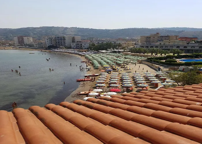 לינה וארוחת בוקר Vistamare 4*