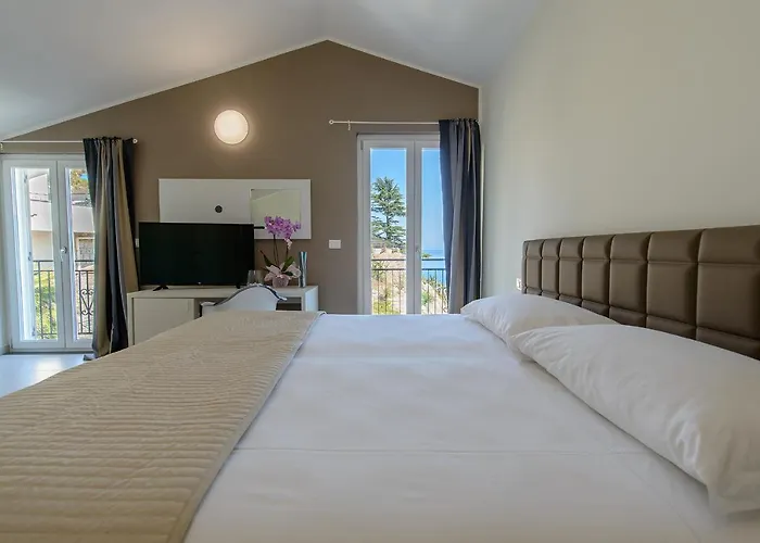 לינה וארוחת בוקר Vistamare 4*